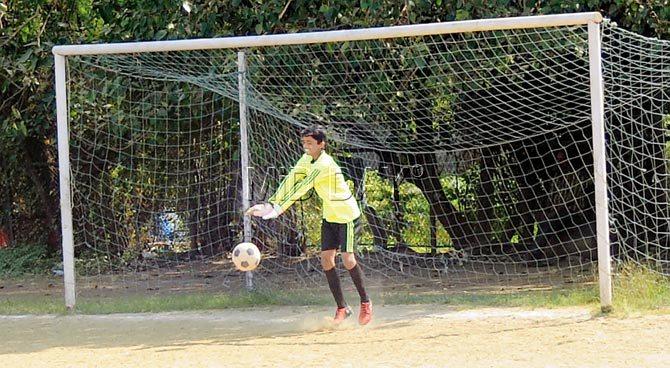 Roshan Singh makes a save during the match yesterday. Pic/Sayyed Sameer Abedi