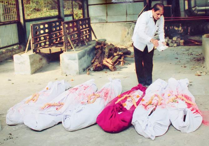 Founder of Sadgati Foundation Kishor Bhatt lays to rest unclaimed dead bodies. Pic/Ashish Raje