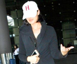 Guess who? This Bollywood actress is trying to hide from paparazzi