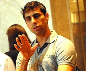 Ashish Nehra's family and friends to get corporate box for his last match