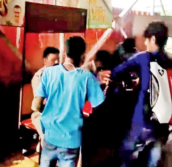 Wadala GRP constables allegedly extorting money from passengers