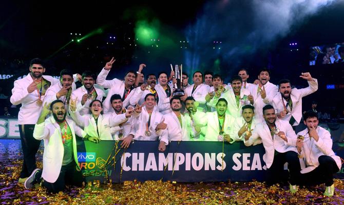 Captain of Patna Pirates Pardeep Narwal (L) and his team members celebrate with trophy after win over Gujarat Fortunegiants at their Pro Kabaddi Final match at Nehru Indoor Stadium in Chennai on Saturday. Pic/PTI