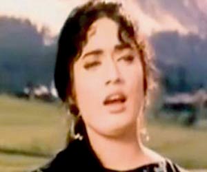 Remember Bollywood actress Rajashree? She went unnoticed at a Mumbai event