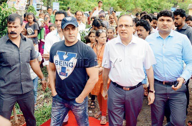 Salman Khan and civic chief Ajoy Mehta during the inauguration of the toilet block at Madras Pada in Aarey in June. Pic/Satej Shinde