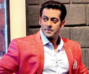 Bigg Boss 11: Salman Khan responds to Zubair Khan's allegations hilariously