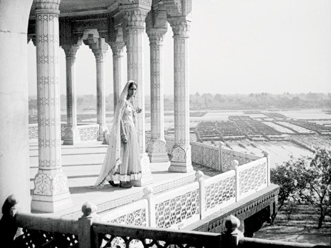 Shiraz was shot in locations in Agra, including the Taj Mahal