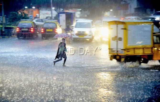 Unexpected rains lashed the city on Friday evening. Panicked Mumbaikars made a run for shelter as the heavens opened up. Pic/Sameer Markande