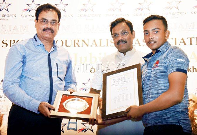 Prithvi Shaw receives the Junior Cricketer of the Year award from Maharashtra’s Sports Minister Vinod Tawde and ex-India skipper Dilip Vengsarkar (left) at Bombay Gymkhana yesterday. Pic/Shadab Khan