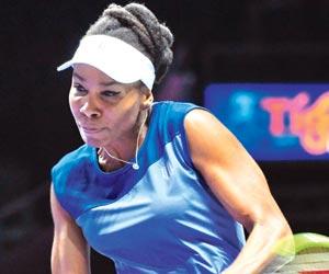 Venus Williams stuns Garbine Muguruza to keep year-end bid alive