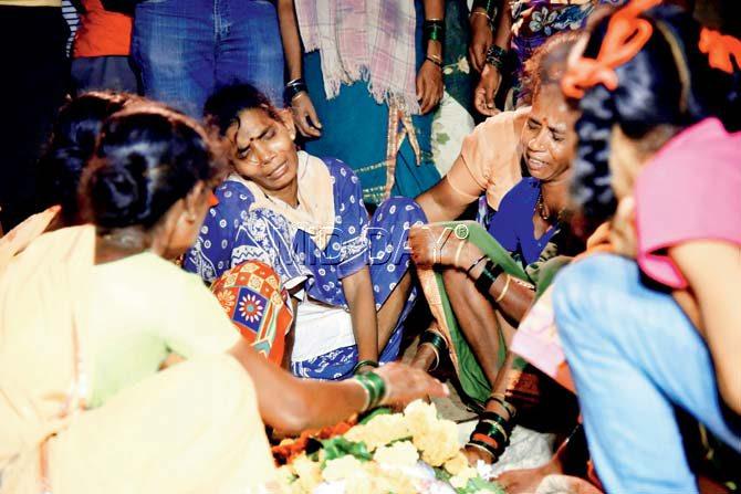 Relatives mourn in Aarey Milk Colony as last rites Raj Ramesh Zoom (inset) were performed on Wednesday night. Pic/Pradeep Dhivar