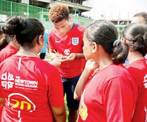 England U-17 footballers indulge in community work