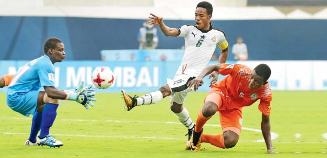 Ghana skipper Eric Aiyah (centre) scores past Niger 