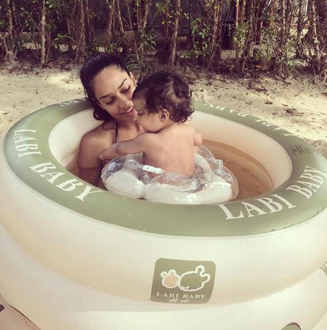 Lisa Haydon swimming with 5-month-old son Zack will make you go aww