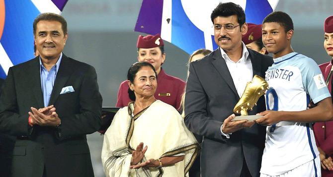 England forward Rhian Brewster(9) receives Golden boot from sports Minister R.Rathore,while WB CM Mamata Banerjee and AIFF President Praful Patel look on during award distribution ceremony in Kolkata on Saturday night. Pic/PTI