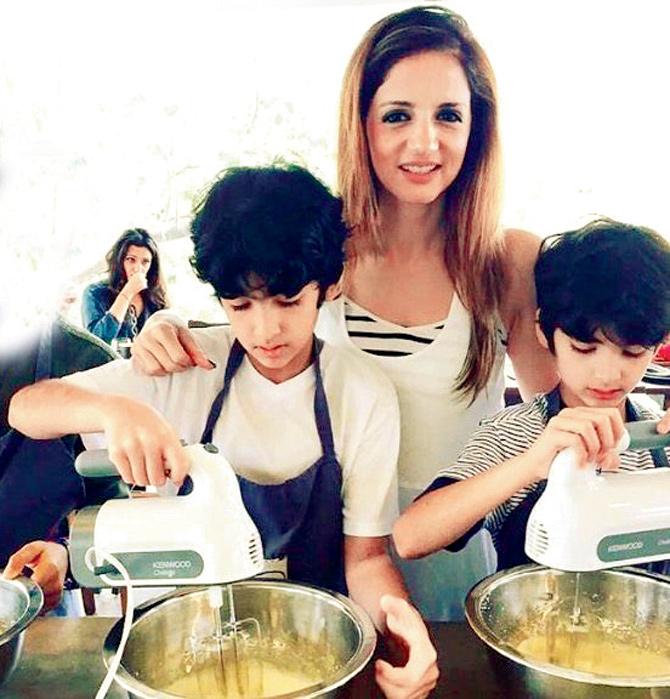 Suzanne Khan with the children