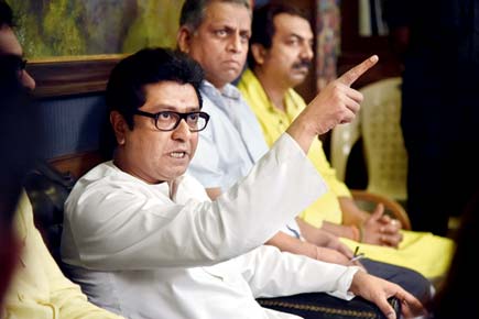 Raj Thackeray meets Devendra Fadnavis over hawkers issue