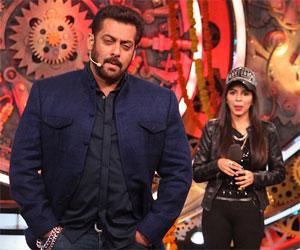 'Bigg Boss 11': Salman Khan mocks Dhinchak Pooja before her grand entry