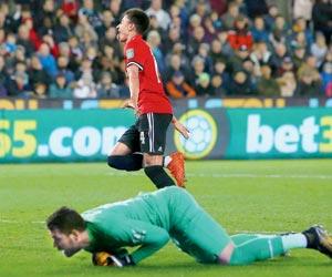 Jesse Lingard's brace takes Manchester United into quarters