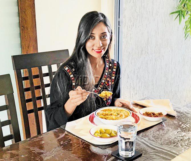 Tanya Pearl Roberts eats Sindhi Kadhi Chawal, Soya Bean Kheema Gravy and Rai Meha Alu; all vegan dishes from the Sindhi cuisine for lunch
