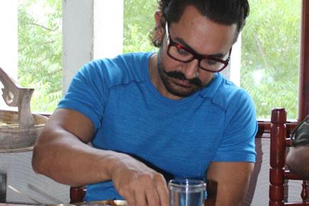 Aamir Khan savouring on lip-smacking Gujarati Thali will make you hungry!