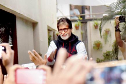 When Amitabh Bachchan's personal photographer captured fan frenzy