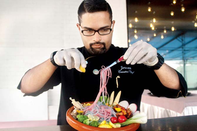 Chef Jerson Fernandes prepares magic noodles. Pics/ Tanvi Phondekar