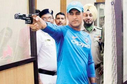 MS Dhoni's 'breathtaking' accuracy in shooting leaves Kolkata police in awe!