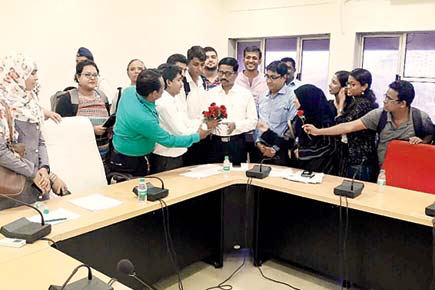 Students protest over Mumbai University's results fiasco with roses