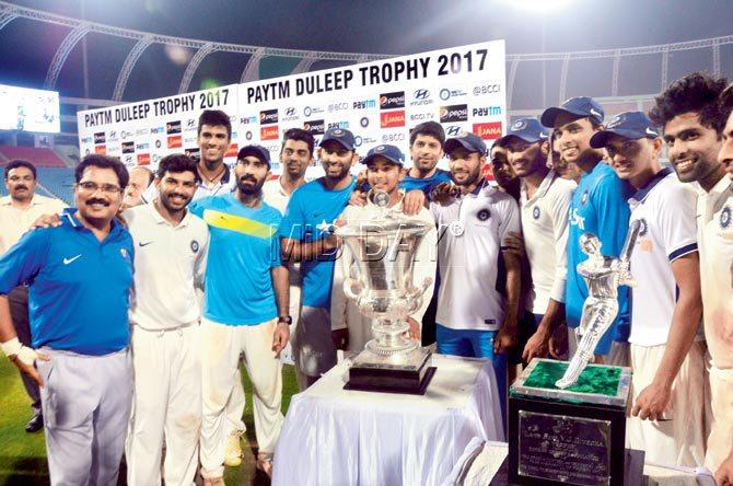 India Red who beat India Blue, pose with the Duleep Trophy at the Ekana Stadium in Lucknow yesterday. Pic/Santosh Suri