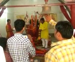 Patna man paying obeisance to Goddess Durga in a unique way