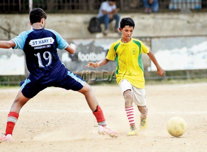 Pranay Kanekar (right) of Holy Cross, Kurla, tries to get past Hamza Mukri of St Mary’s, Andheri, in a MSSA under-16 Div-IV knockout match at Azad Maidan on Saturday. Pic/Shadab Khan