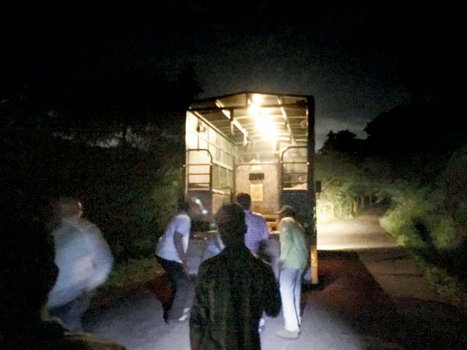 The forest officials transported the leopard to the rescue centre at SGNP at 3.30 am. Pic/Kunal Chaudhuri
