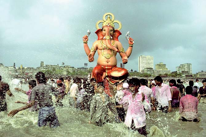 Ganapati Immersion, Chowpatty, Bombay, Maharashtra, 1989. Photographs copyright © 2017 Succession Raghubir Singh