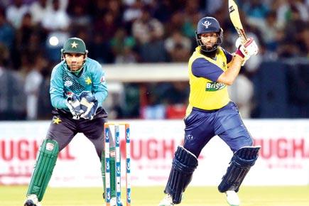 Hashim Amla's unbeaten 72 helps World XI beat Pakistan in second T20I