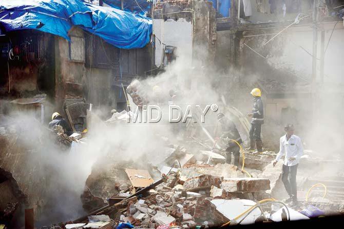 Dust emanating from the debris gave a tough time to the sniffer dogs involved in the rescue operation at the collapse site. Pic/Pradeep Dhivar