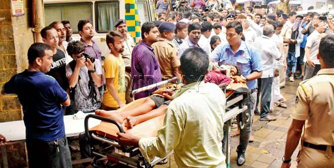 A paramedic rushes an injured victim to KEM Hospital. Pic/Suresh Karkera