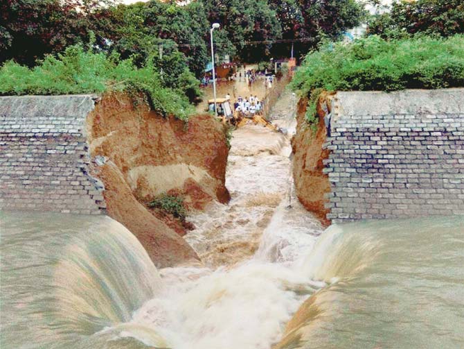 The wall of Kohalgaon dam which collapsed during the trial run and inundated nearby areas of a township in Bhagalpur. Pic/PTI