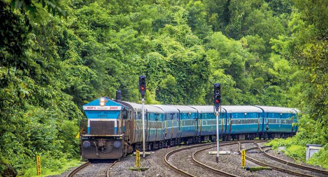 40 per cent seats on Mumbai-Ahmedabad trains go vacant finds RTI reply