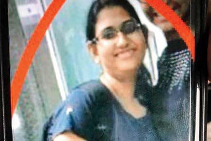 Tragic: Mithibai college student falls off Mumbai local train, dies