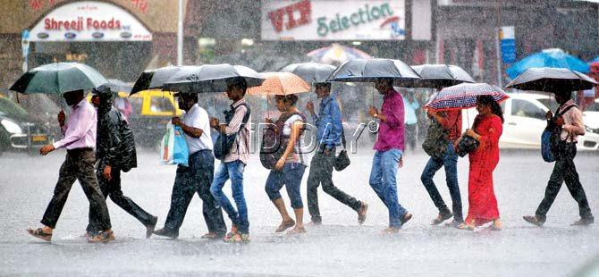 Citizens head home early on Wednesday as well, to avoid getting stuck in floods later in the evening. Pic/Bipin Kokate