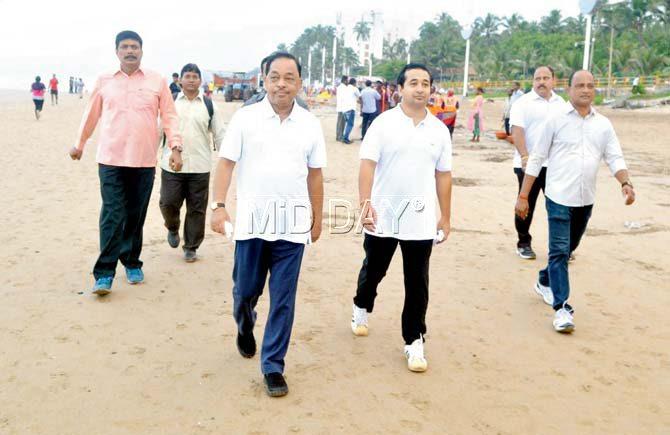 Narayan Rane was caught on camera with son Nitesh during their morning walk at Juhu on Monday. Pic/Datta Kumbhar