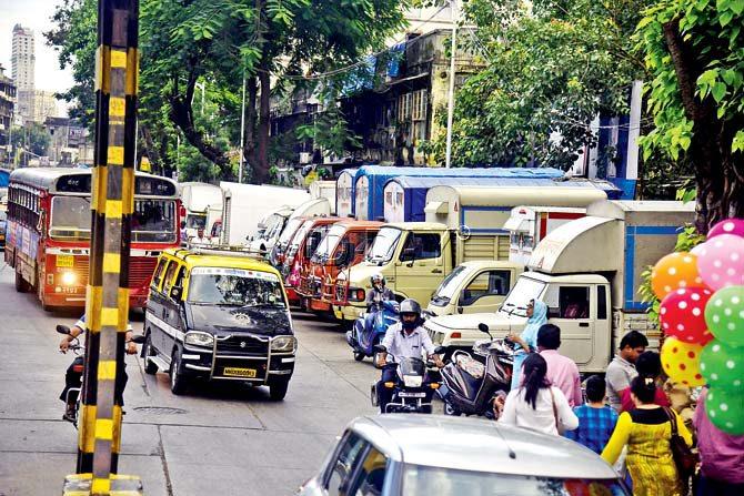 Byculla: Parked buses and trucks (above) create a bottleneck for the oncoming evening traffic at Dr Ambedkar Road, Byculla, on Friday. Pics/Sameer Markande