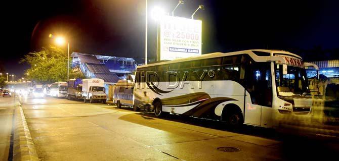 Matunga: The road along Matunga railway station is once again chock-a-block with parked buses and trucks