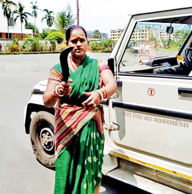 Vendor Premlata Gupta pulled out a chopper to threaten the officials