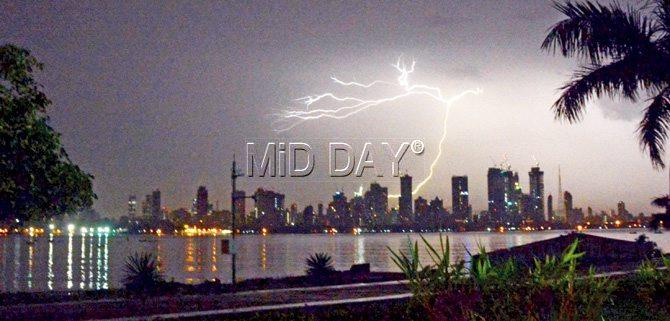 The thunderstorm began around 3 am. Pic/Sayyed Sameer Abedi