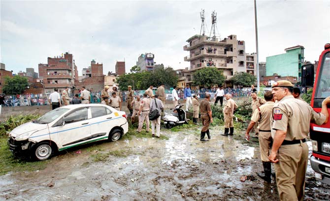 Rescue operations underway after a part of the Ghazipur garbage landfill collapsed. Pic/PTI