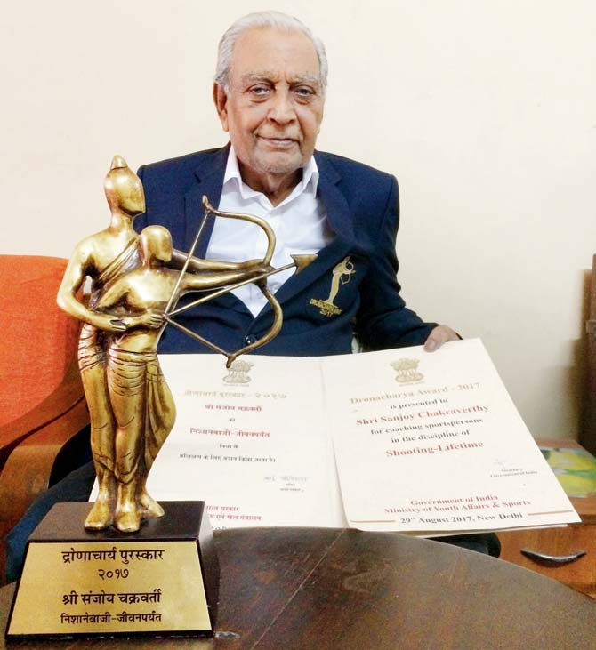 Sanjoy Chakraverty with his Dronacharya award at his residence in Kandivli recently. Pic/Noel D