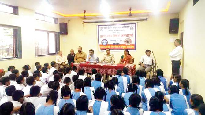 The Thane police hold an awareness programme on de-addiction in a school