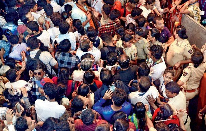 A file picture of crowds of devotees thronging the Lalbaug Cha Raja pandal on August 28. Pic/DattaâÂu00c2u0080Âu00c2u0088Kumbhar