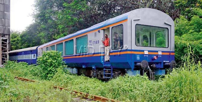 The glass-roofed Vistadome coach has an observation lounge and many other facilities. Pics/Suresh Karkera